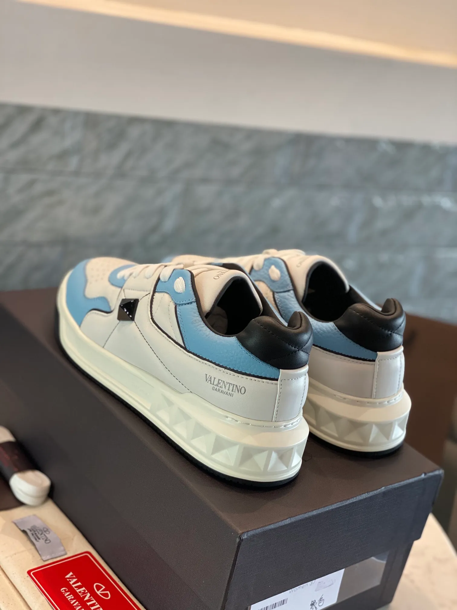 👟👟Ex-factory price 780👟👟 Valentino ONE STUD calfskin lace-up sneakers. Soft suede low-top sneakers, classic and versatile, couple's sneakers, special goods, worth buying! A pair of simple shoes with unique details will save you from the difficulty of dressing. OneStud sneakers, with quilted plaid and oversized rivets, create an eye-catching punk style and get rid of the heavy feeling of this season's clothing. U👟👟Ex-factory price raise calfskin derby shoes, with exquisite leather construction and simple silhouette, smooth lines set the tone of coolness, they are a versatile item in the wardrobe. There are more Valentino boutique shoes waiting for you to unlock! It’s time to get the shoes you’ve been coveting for a long time! Officially on sale 7,+++ - Seven straps, decorated with metallic rubber effect. Decoration on the back and tongue. Size 35-44.